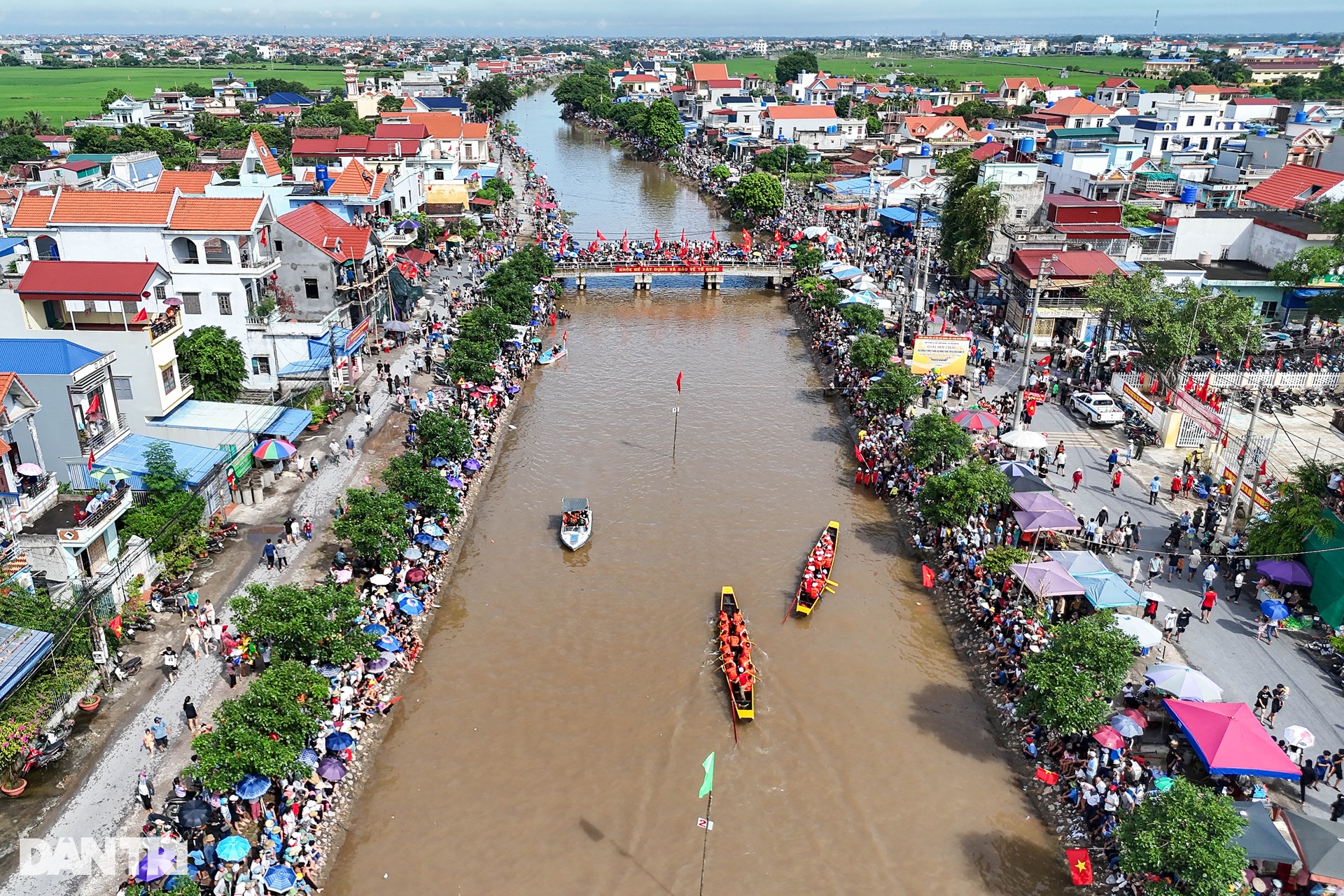 Sôi nổi, kịch tính giải thi bơi chải ngày Tết Độc lập ở Nam Định - 1