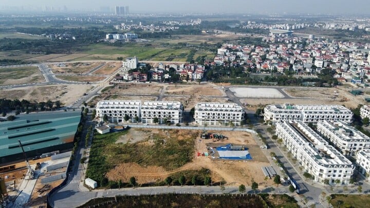 La Corporation 319 du Ministère de la Défense Nationale vient de démarrer le projet de logements sociaux dans la commune d'Uy No, district de Dong Anh (Hanoï). Il s’agit d’un projet de logement social rare à Hanoi dont la construction a commencé cette année. Auparavant, le 5 décembre, le projet de logements sociaux sur la parcelle NO1 de la nouvelle zone urbaine de Ha Dinh, commune de Tan Trieu, district de Thanh Tri (Hanoï) a également été lancé avec une échelle de 440 appartements.