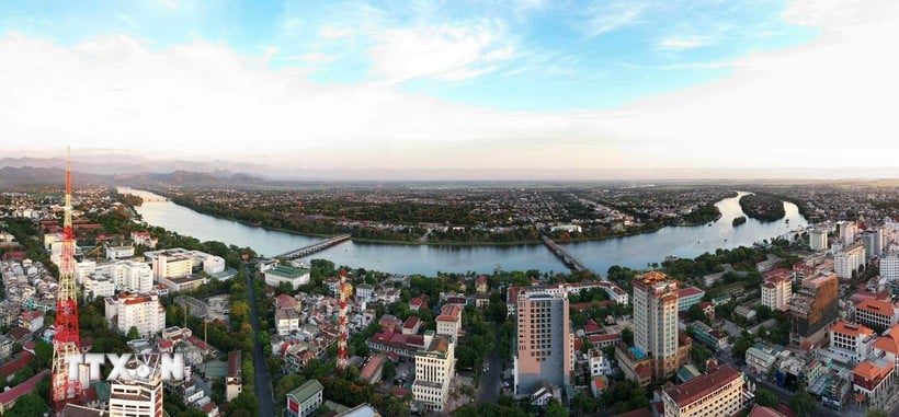 Hue City with the poetic Huong River flowing through and the green tree system covering it contributes to embellishing the monument landscape, making it more majestic but soft and close to nature. (Photo: Ho Cau/VNA)