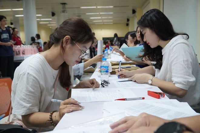 Añadir escuelas económicas adicionales para la admisión, puntaje mínimo de 16