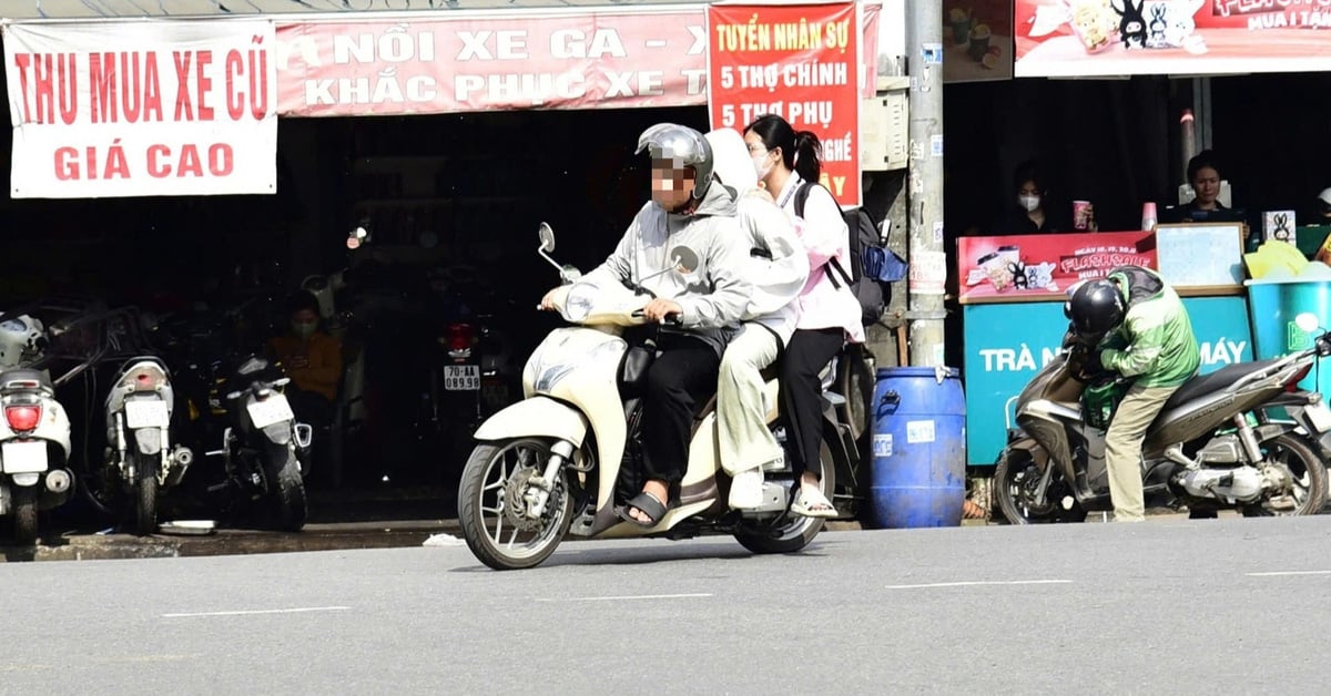 Sin casco, tres… en la villa universitaria de Ho Chi Minh