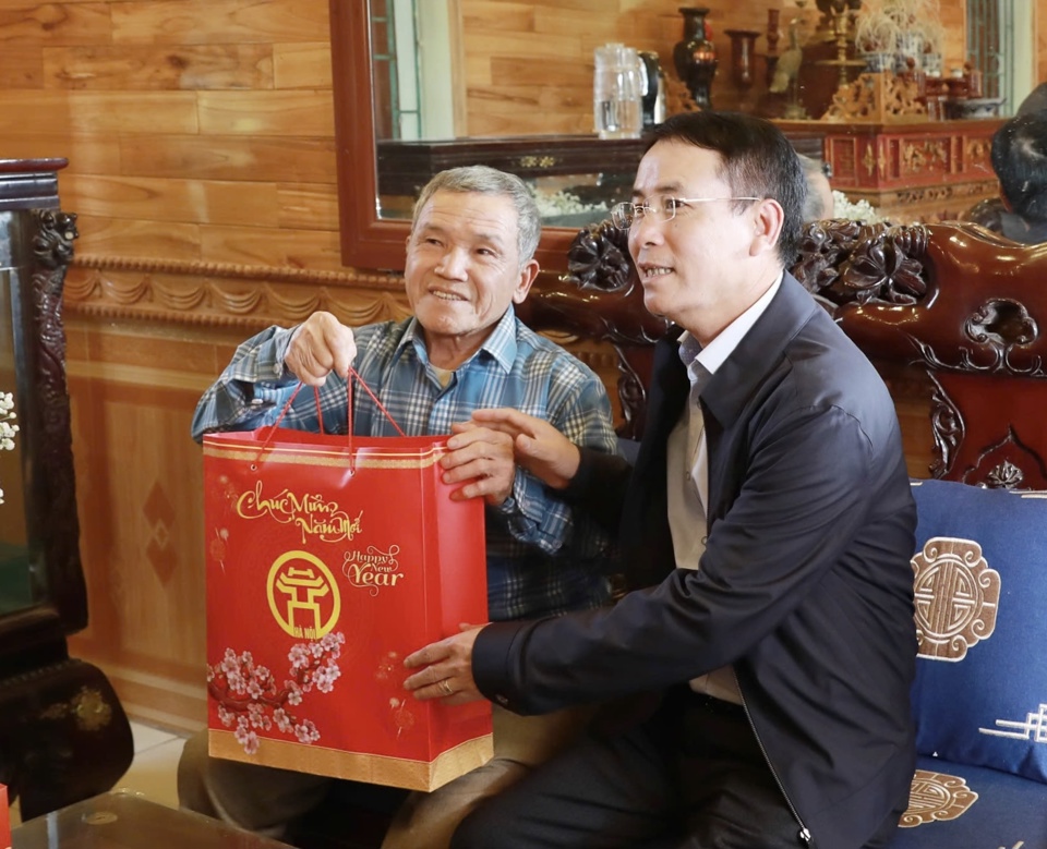 Vice Chairman of Hanoi People's Committee Nguyen Trong Dong presented gifts and New Year wishes to Mr. Dinh Van Deu in Minh Tri commune. Photo: Vuong Van