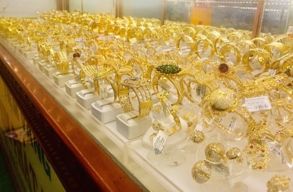 El precio de los anillos de oro se dispara hasta casi 78 millones de VND/tael