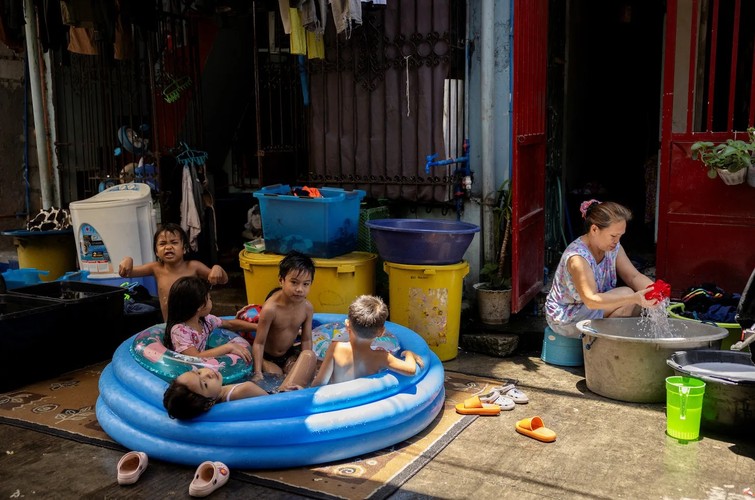 Nóng như thiêu ở Philippines, nhiều trường học phải dạy trực tuyến- Ảnh 9.