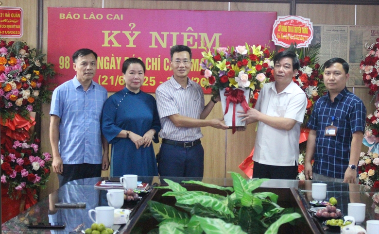 Department of Agriculture and Rural Development presented flowers to congratulate Lao Cai Newspaper..jpg