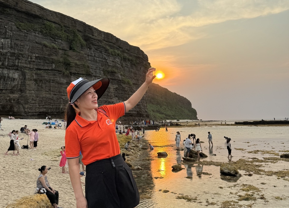 Tourists check in at Hang Cau scenic spot (Ly Son district).