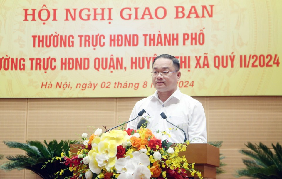 Chánh Văn phòng Đoàn đại biểu Quốc hội và HĐND TP Nguyễn Ngọc Việt báo cáo kết quả hoạt động của HĐND các cấp TP Hà Nội trong 6 tháng đầu năm