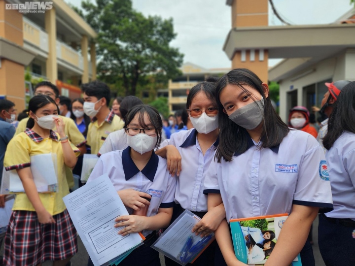Literaturprüfung für die 10. Klasse in Ho-Chi-Minh-Stadt: Beeindruckende Fragen mit tiefer humanistischer Bedeutung - 2