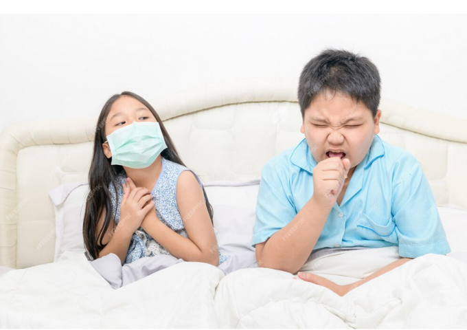Viral fever-causing agents can be transmitted through the respiratory tract when children cough or sneeze. Photo: Freepik