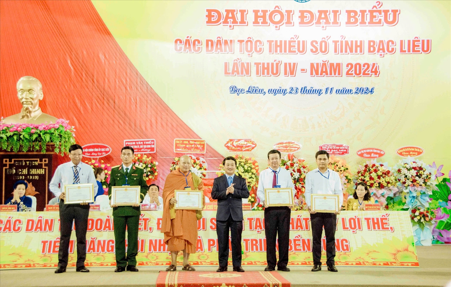 Bộ trưởng, Chủ nhiệm Ủy ban Dân tộc Hầu A Lềnh trao Bằng khen của UBDT đến các tập thể