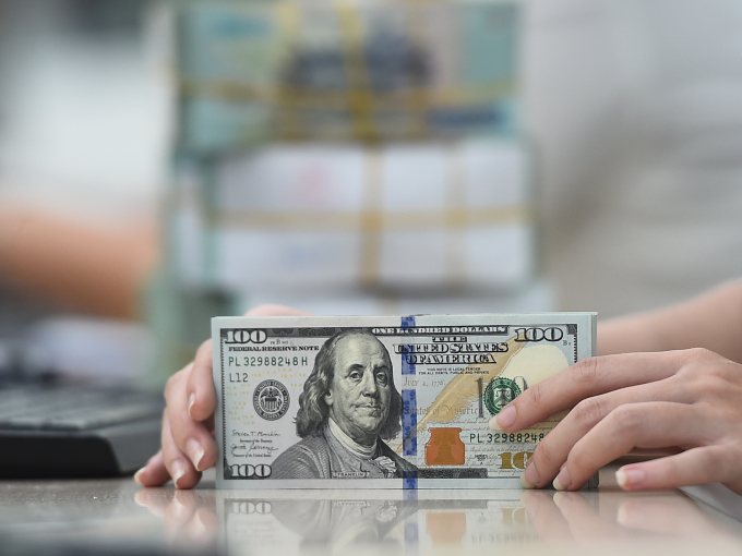 Foreign currency transactions at the counter of a commercial bank in Ho Chi Minh City. Photo: Thanh Tung