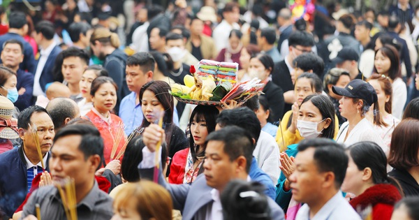 Đền Mẫu Âu Cơ đón hàng chục nghìn du khách trong ngày giỗ Tổ Mẫu Âu Cơ