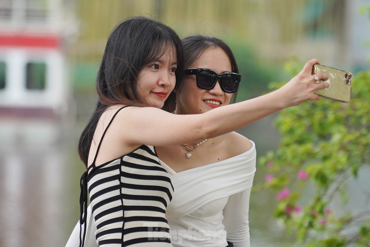 Hanoi people leisurely stroll and sightsee during Independence Day holiday photo 7