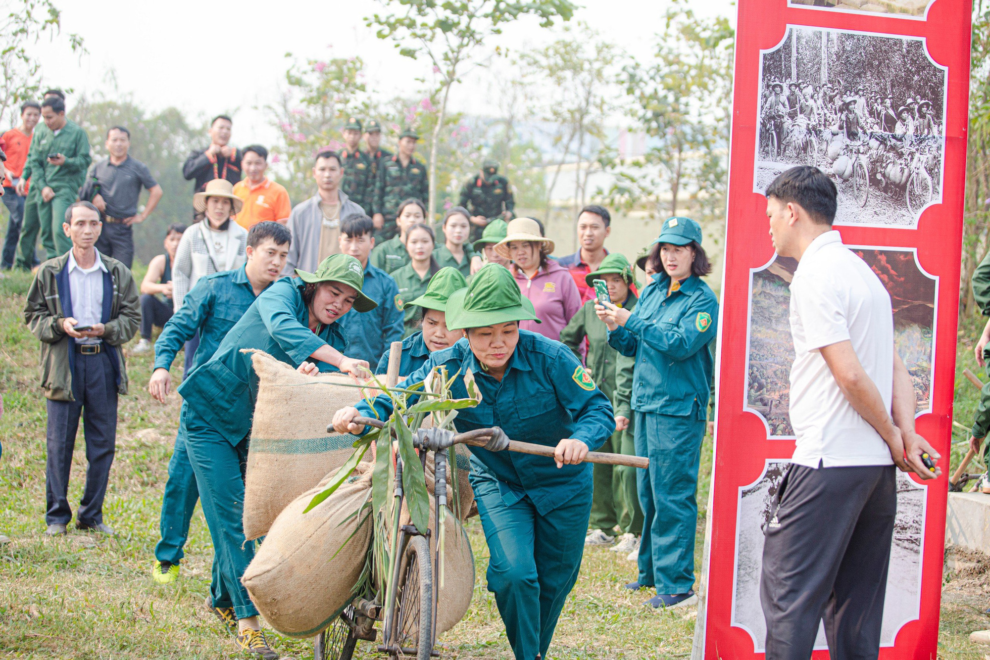 Bà con Điện Biên ‘hóa’ bộ đội, dân quân thi đẩy xe đạp thồ, tải đạn- Ảnh 7.