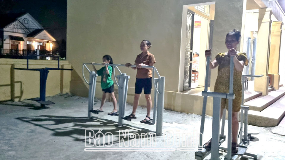 Des gens pratiquent des sports à la maison culturelle du village de Dong Nhue. Article et photos : Huyen Trang