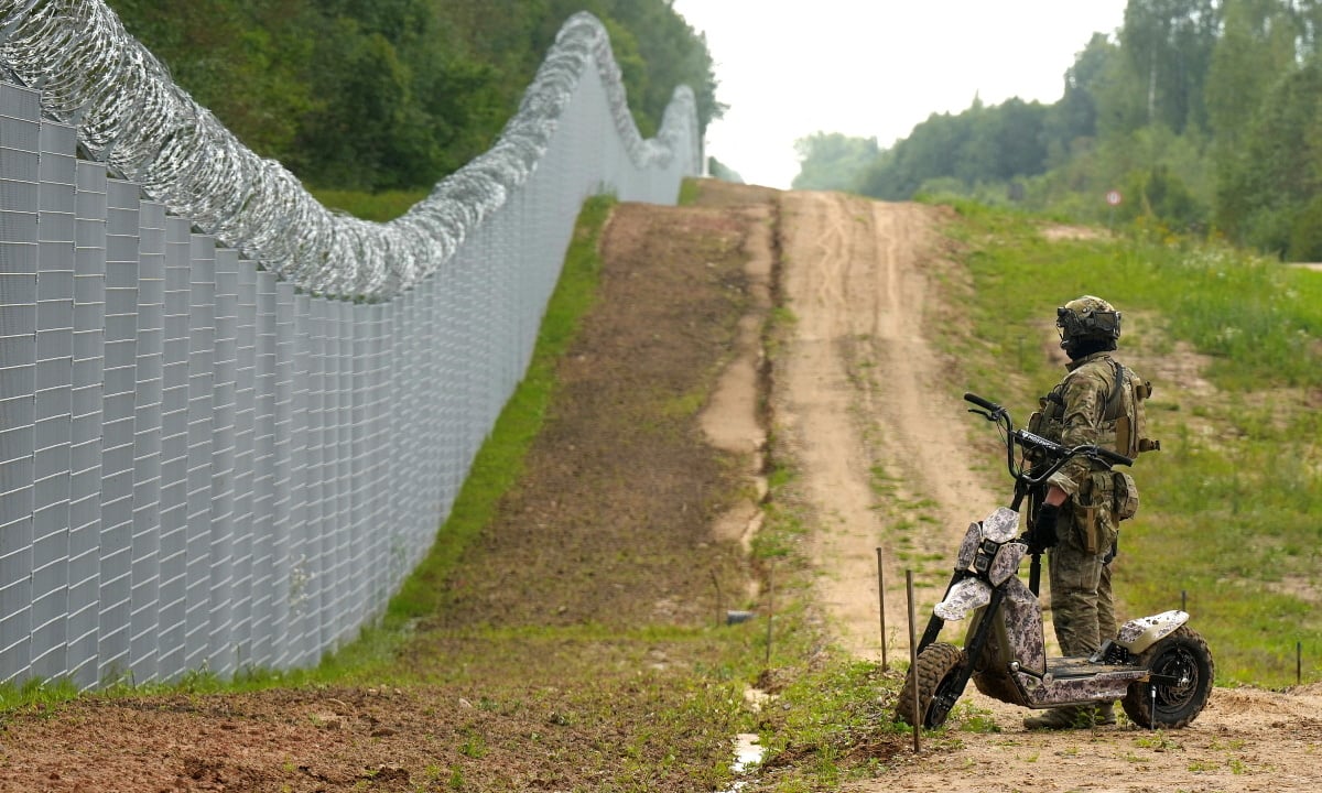 Latvia đóng một trong hai cửa khẩu với Belarus