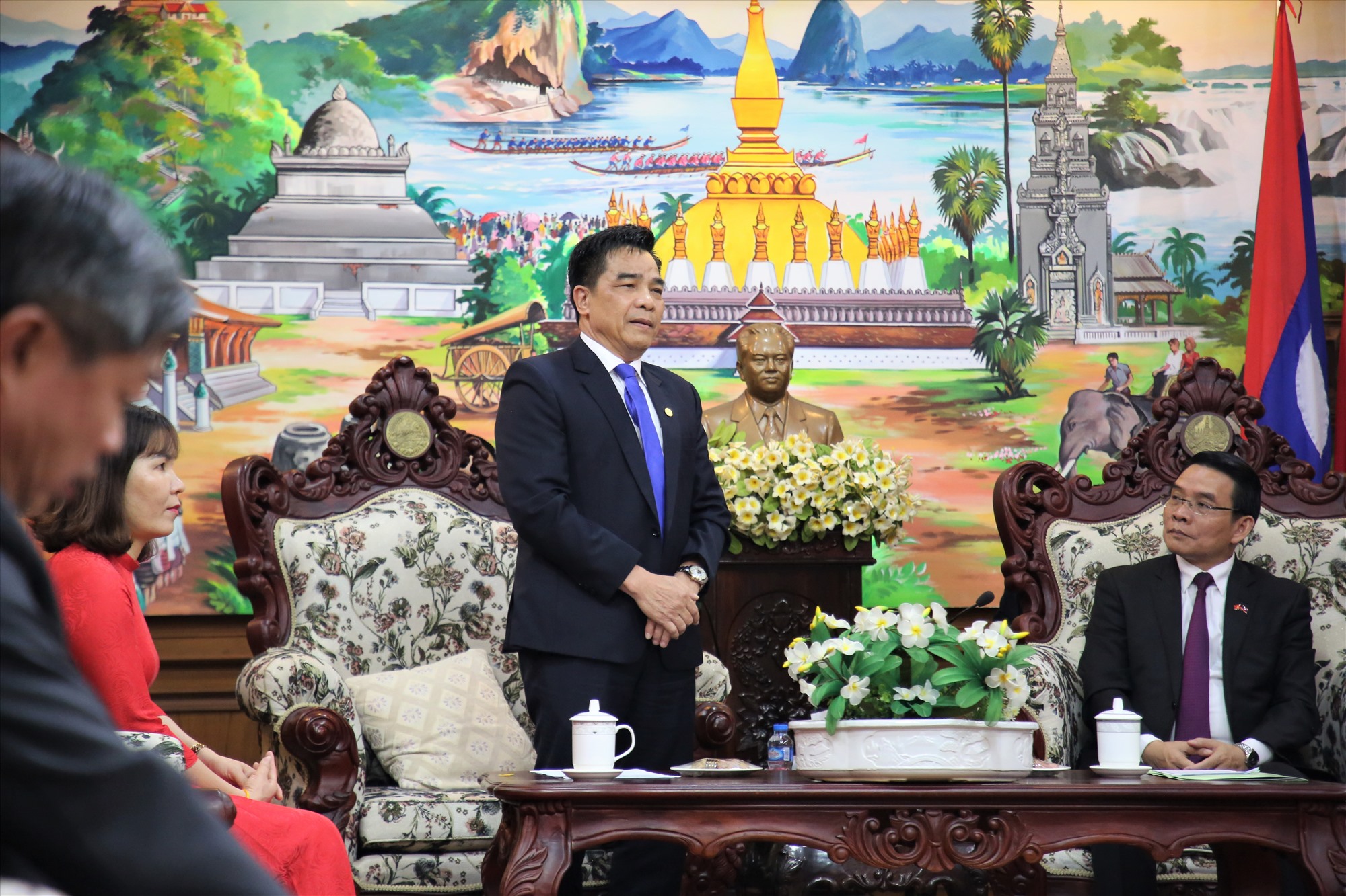 Standing Deputy Secretary of the Provincial Party Committee Le Van Dung delivered a speech wishing the leaders of Champasak province a happy traditional Bunpiamay New Year. Photo: A.N