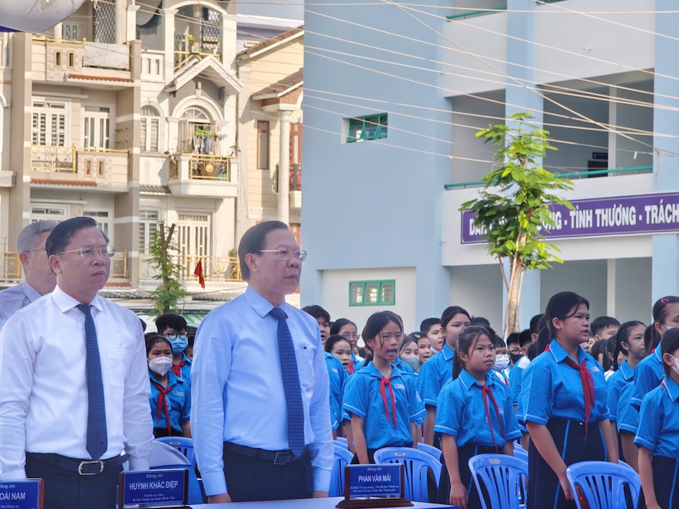 Chủ tịch UBND TP Hồ Chí Minh Phan Văn Mãi cùng học sinh, giáo viên trường THCS Bình Trị Đông B thực hiện nghi thức khai giảng