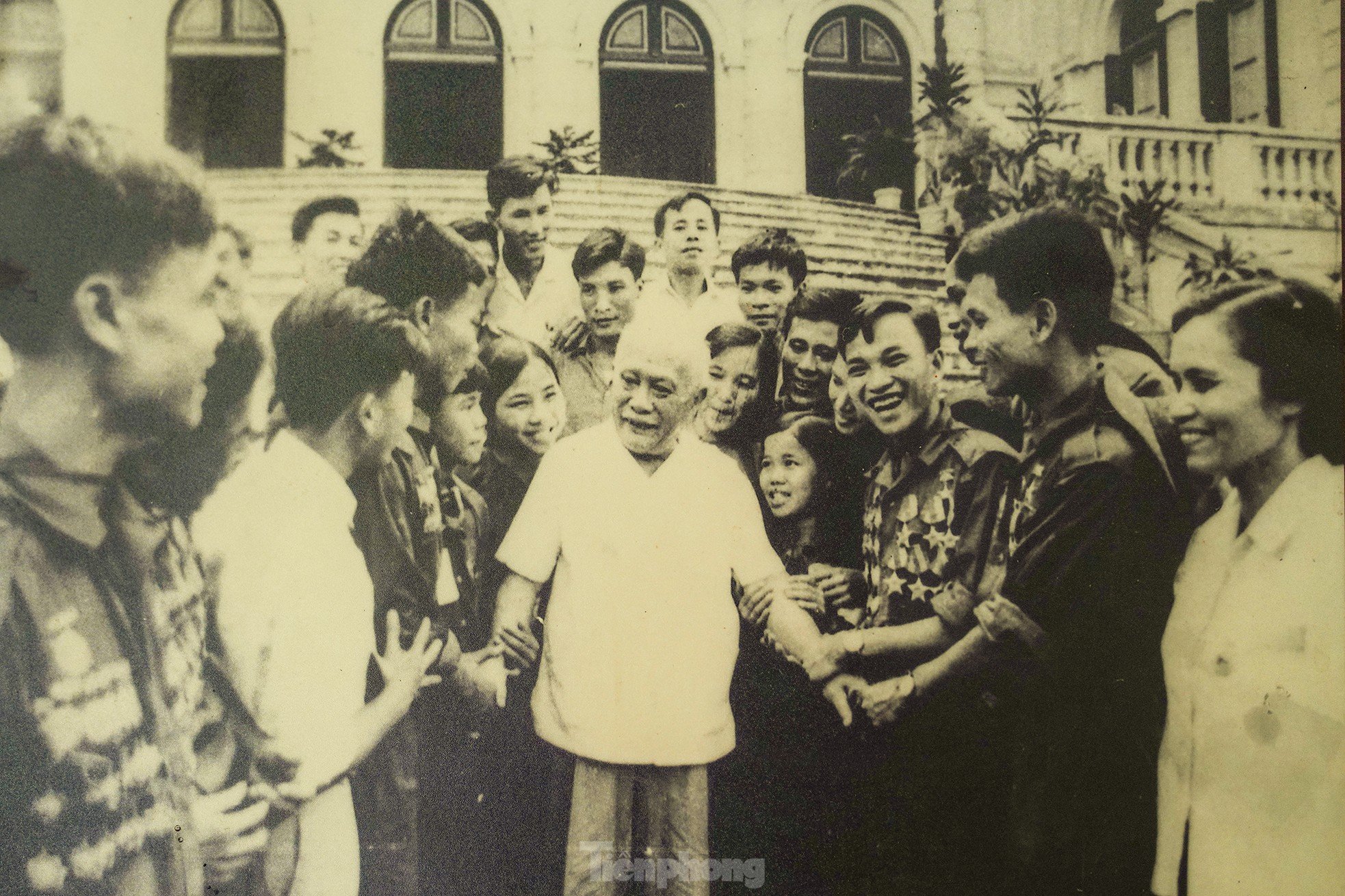 Nahaufnahme des besonderen Gemeinschaftshauses, das mit den revolutionären Aktivitäten von Präsident Ton Duc Thang in Verbindung steht, Foto 16