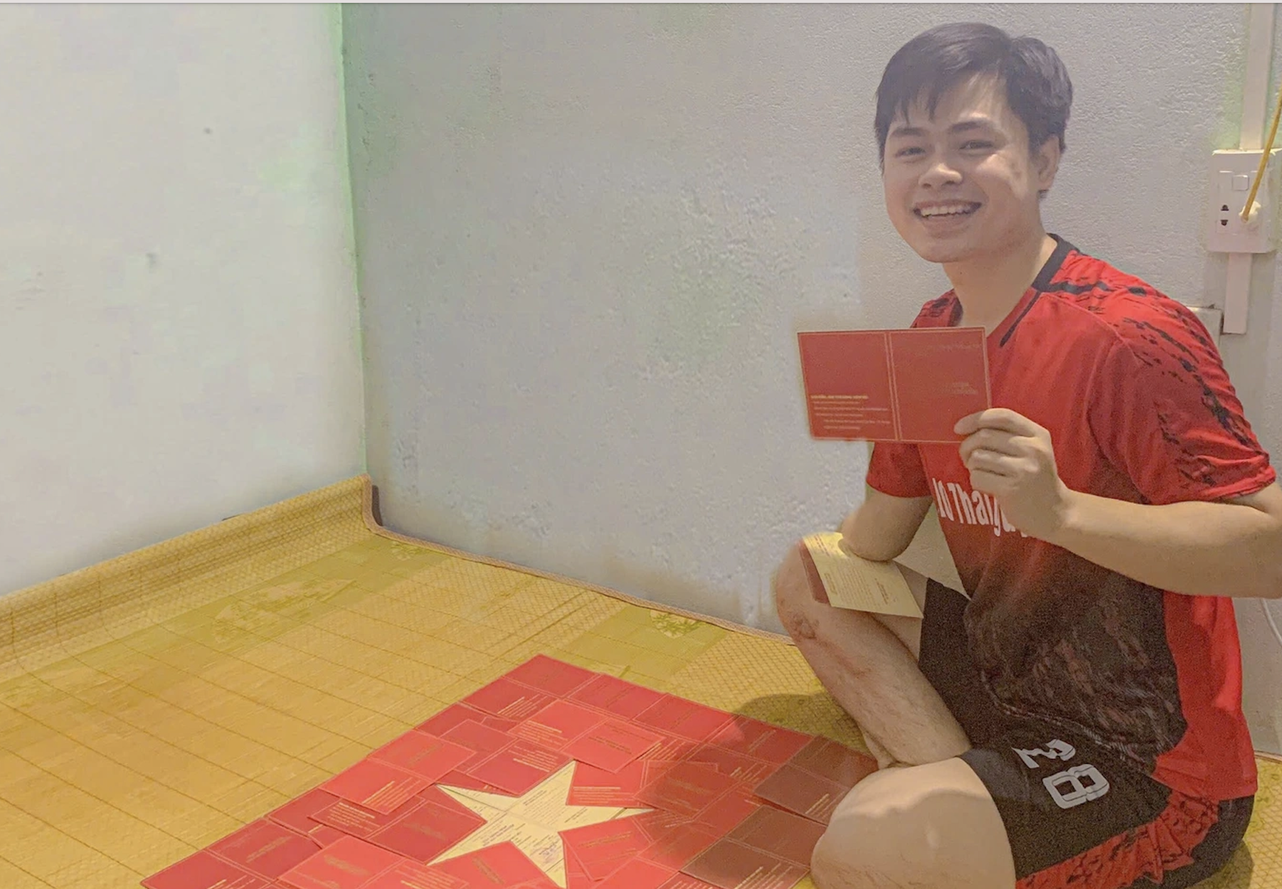 One-armed man "draws" national flag from 30 blood donation certificates