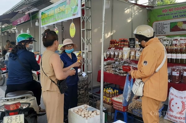 La semana de frutas y productos agrícolas de provincias y ciudades de 2024 atrae a los consumidores de Hanoi