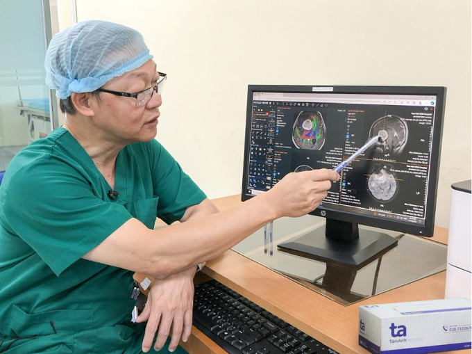 Dr. Tan Si evaluates the approach to the tumor before surgery. Photo: Provided by the hospital