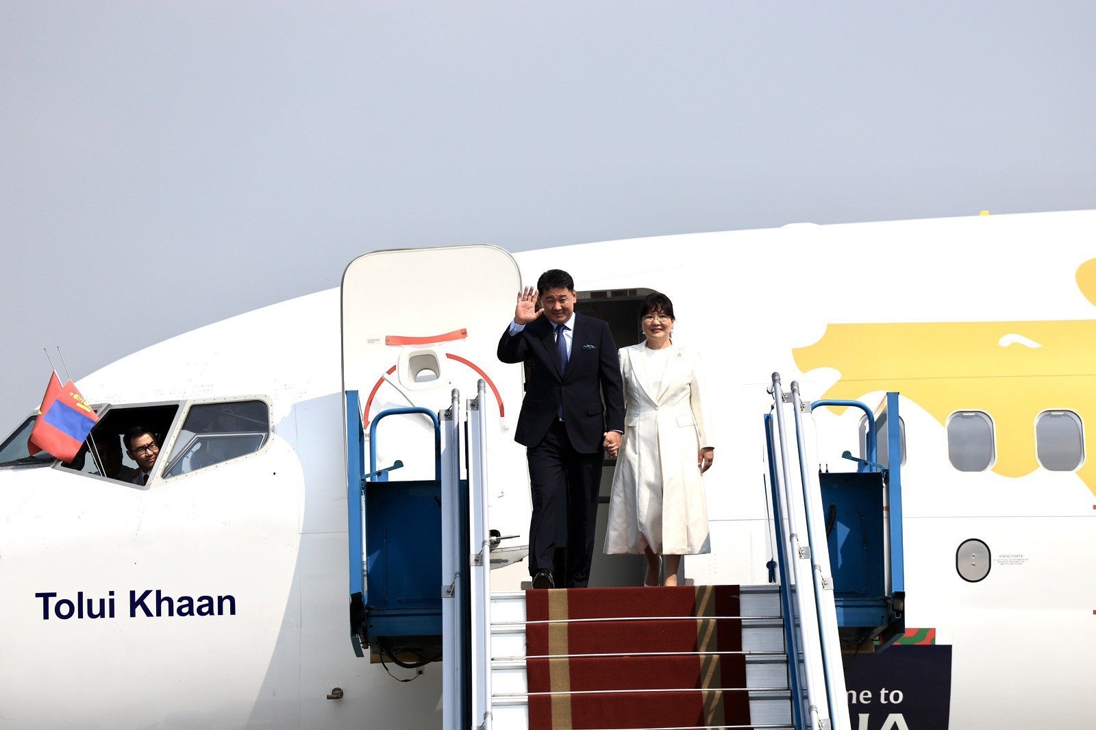 El presidente de Mongolia y su esposa llegan a Hanoi, iniciando una visita a Vietnam