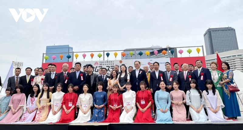 開会式に出席した主催者、代表者、ゲスト。（写真：vov.vn）