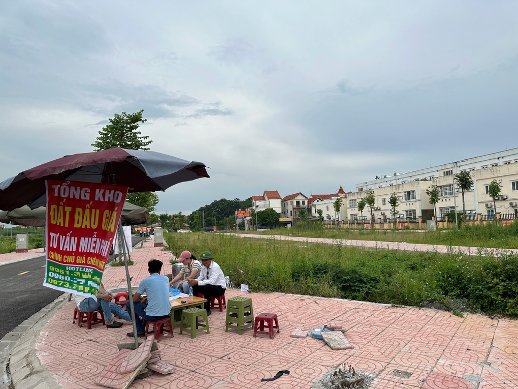 Xuyên đêm đấu giá đất huyện Hoài Đức: Rao bán chênh luôn 800 triệu đồng - 1