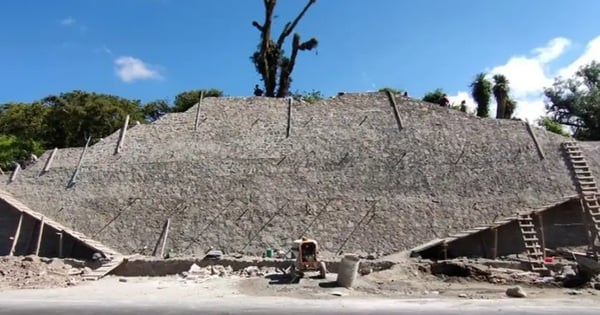 Una pirámide gigante “aparece” en medio de la autopista