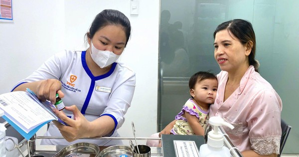 Le premier jour de la campagne de vaccination contre la rougeole à Ho Chi Minh-Ville, VNVC a vacciné plus de 1 200 enfants.