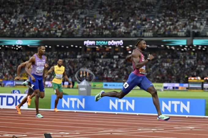 Lyles en el momento de ganar la final de 200 metros del Campeonato Mundial de 2023 el 25 de agosto. Foto: AP