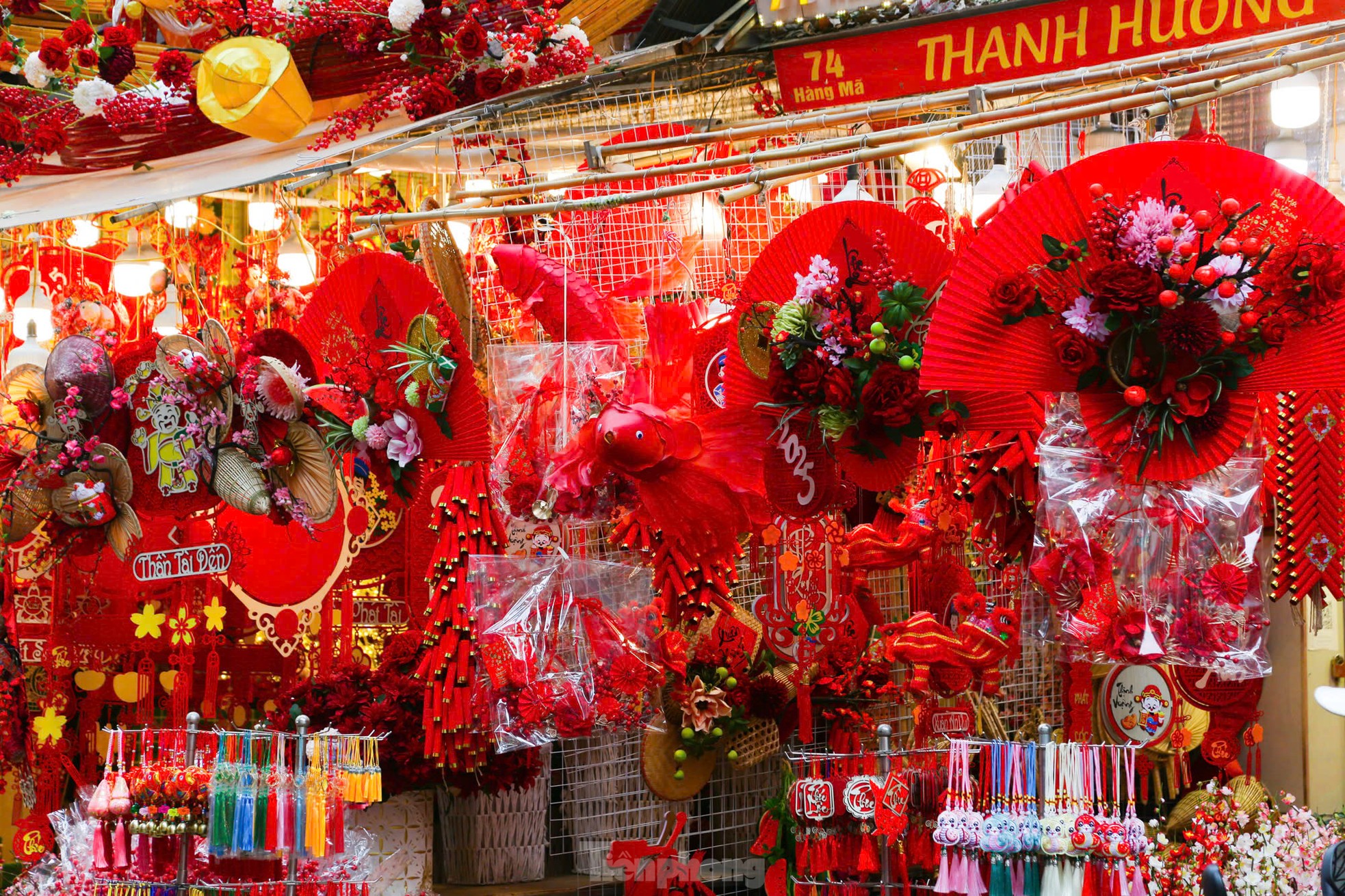 Die Hang Ma Straße leuchtet rot, um das Mondneujahr von At Ty zu begrüßen. Foto 10