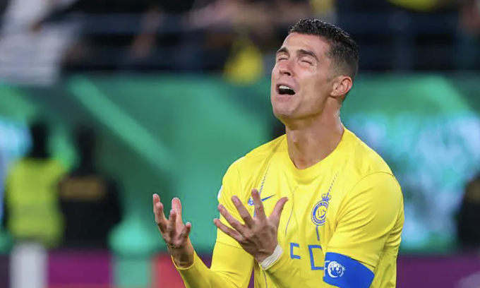 Ronaldo tiếc nuối trong trận Al Nassr thua Al Ain trên loạt đá luân lưu lượt về tứ kết AFC Champions League. Ảnh: AFP