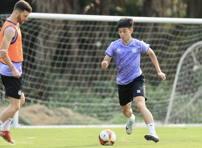 Nguyen Dinh Bac durante la sesión de entrenamiento del Hanoi FC el 11 de marzo. Foto: Minh Minh