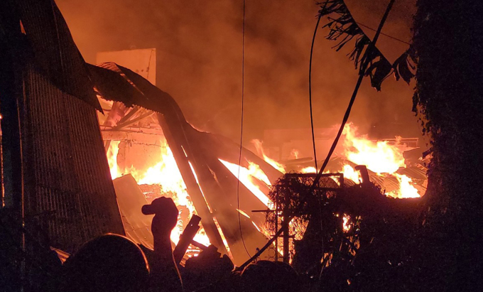 5月19日夜遅くに火災が発生した木工工場の現場。写真：アン・ビン