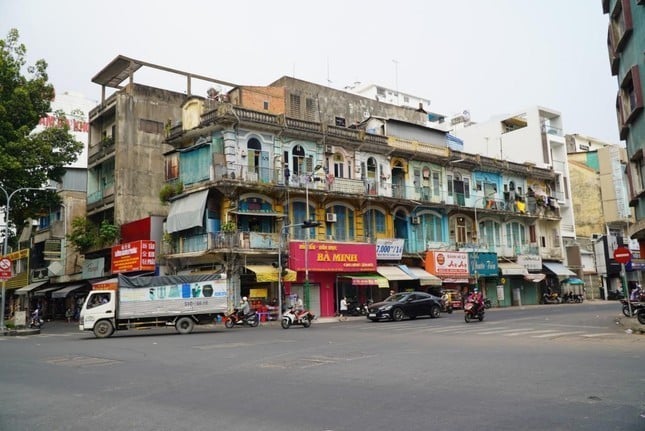 Demolición de emergencia de edificio de apartamentos ubicado en el centro de la ciudad de Ho Chi Minh foto 1