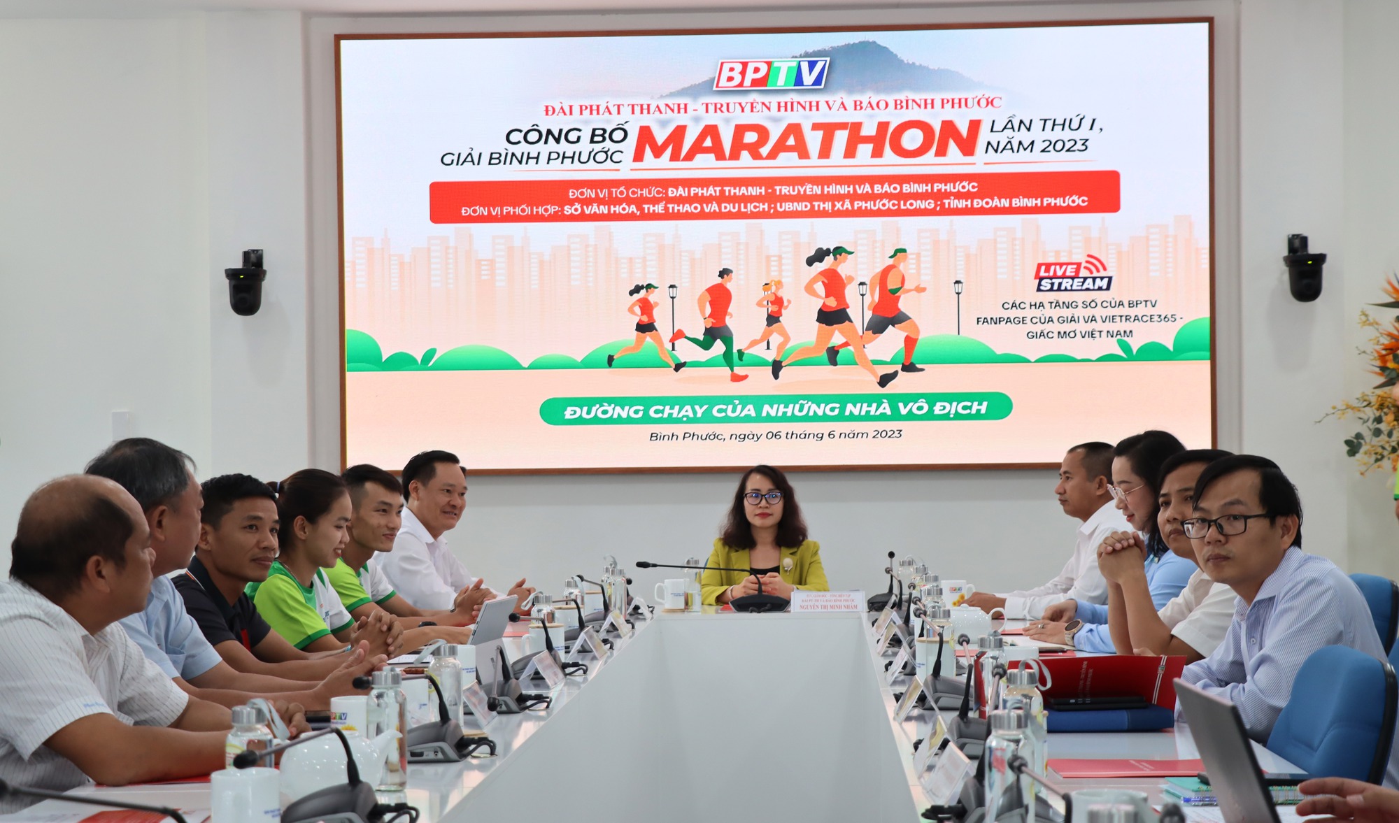 Chạy marathon trên vùng đồi núi biên giới Bình Phước - Ảnh 1.