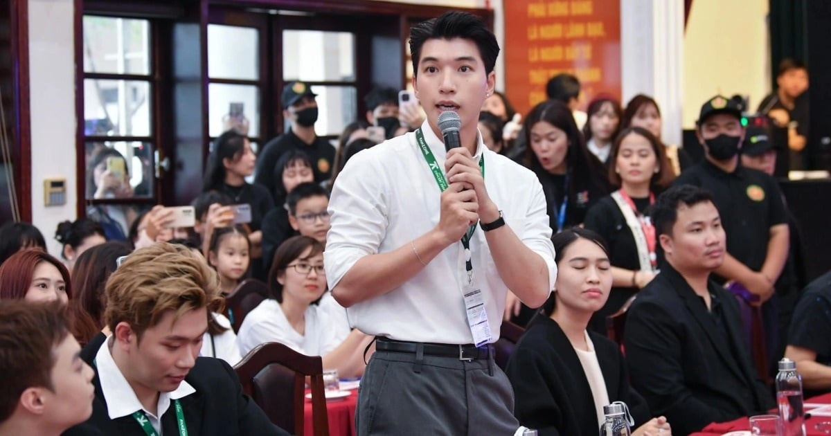 HIEUTHUHAI attracted attention when appearing with the "Anh trai say hi" cast in Hanoi