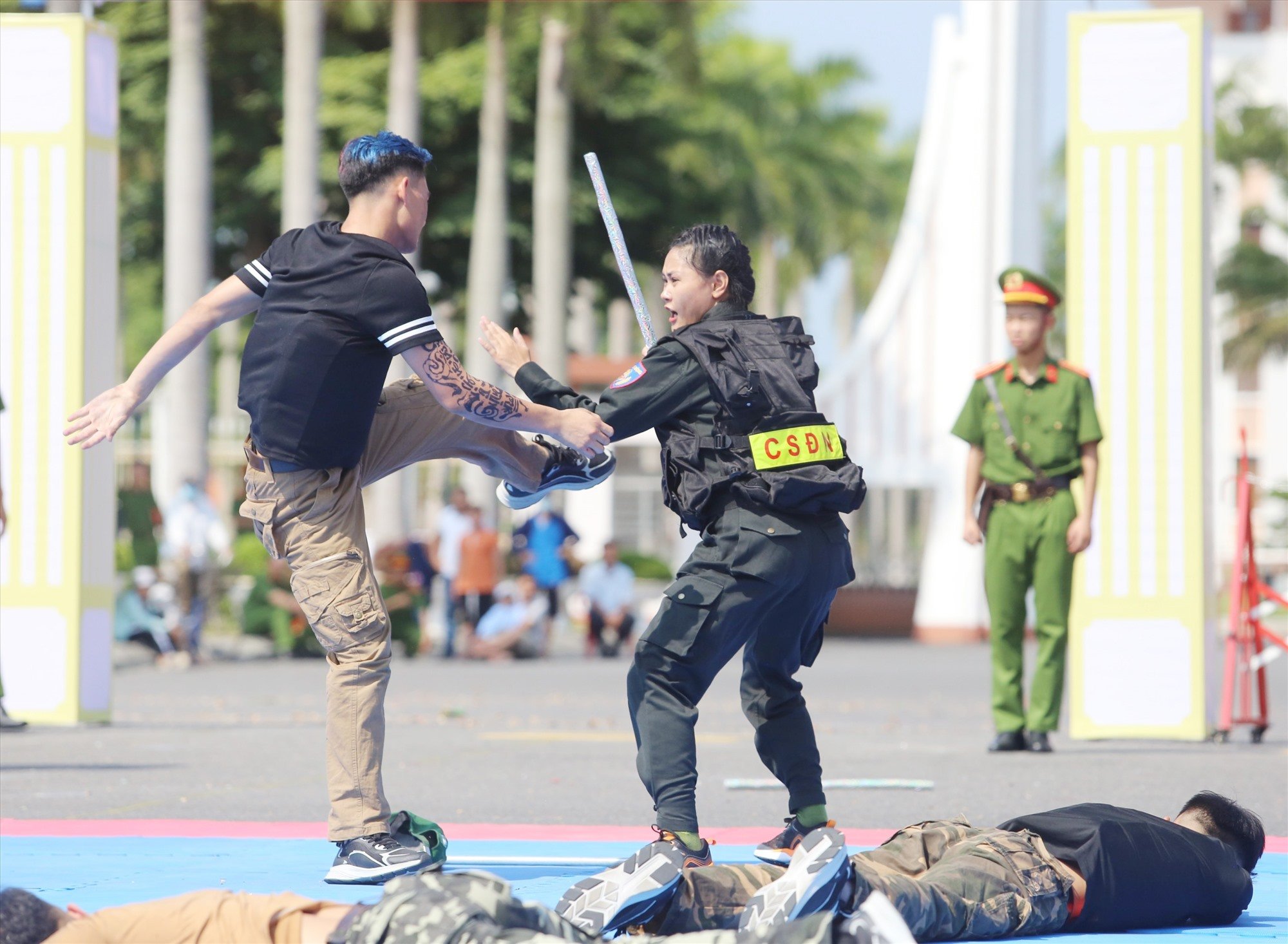 Female police officer participating in the situational competition. Photo: T.C