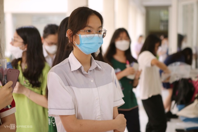 Les candidats attendent d'être appelés dans la salle d'examen, École secondaire des sciences sociales et humaines, le matin du 4 juin. Photo : Thanh Hang