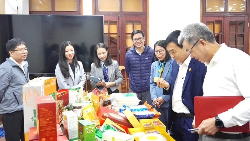 Members of the Evaluation and Classification Council and the support team view the display of products participating in the 4-star and 5-star OCOP classification of Quang Binh province.