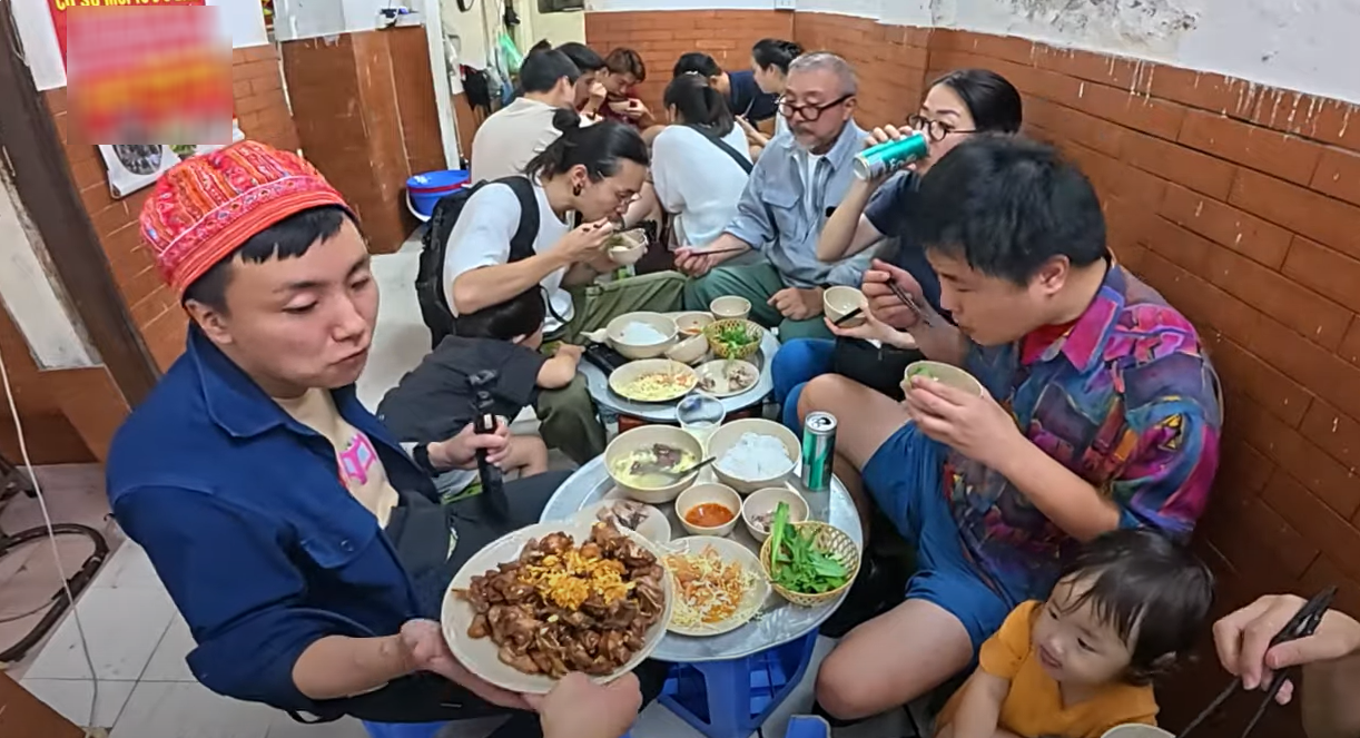 Un invité japonais mange du canard frit à Hanoi 0.png