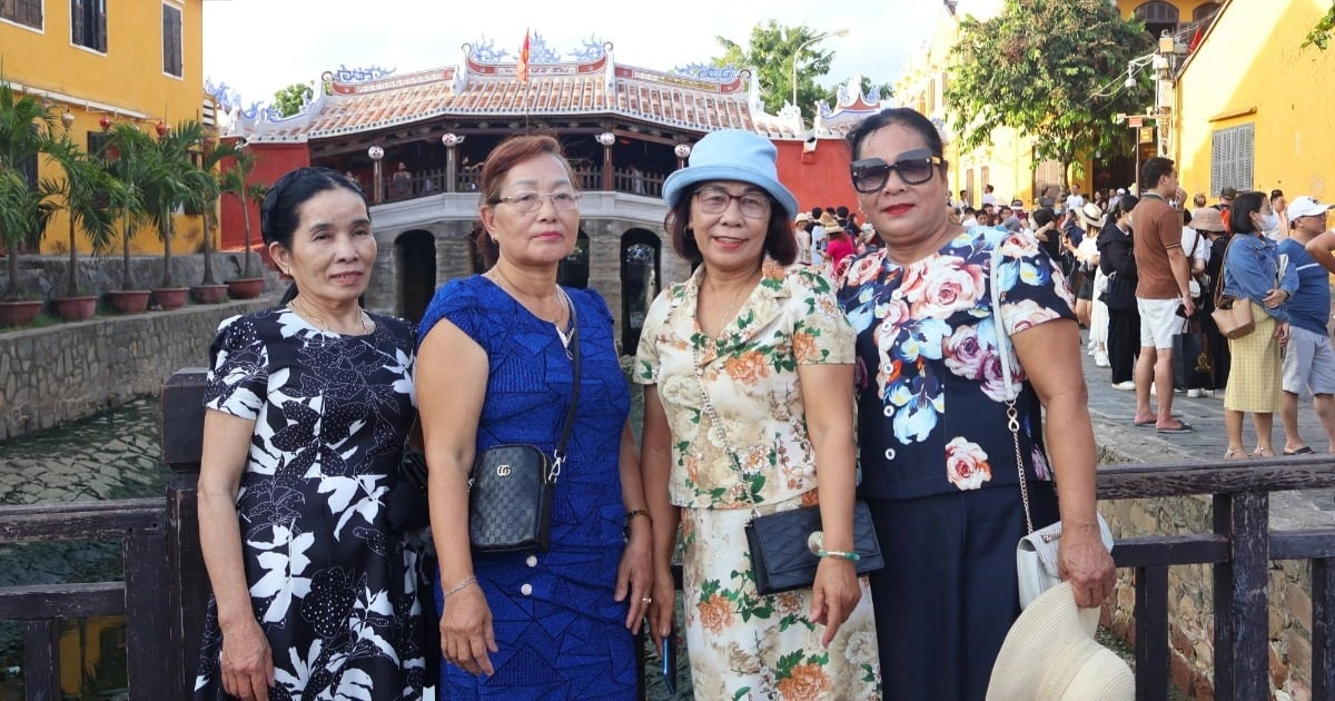 Les hôtels sont complets pour les vacances du 2 septembre, la vieille ville de Hoi An est bondée de touristes