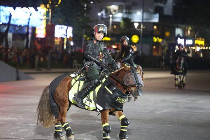 The performance brought the audience unique and impressive performances, demonstrating the talent and professionalism of the cavalry force, Mobile Police Command, Ministry of Public Security.