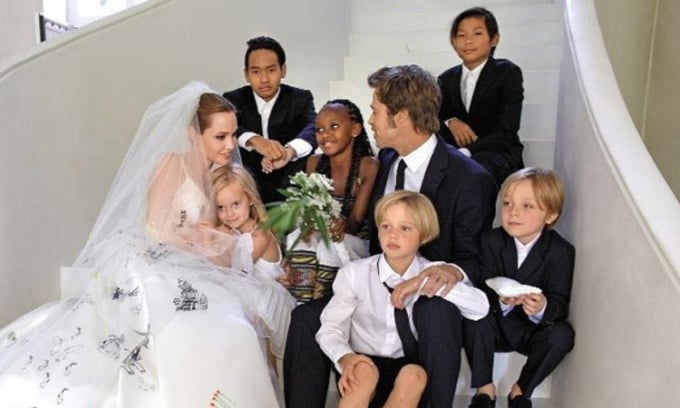 Angelina Jolie et Brad Pitt avec leurs enfants lors de leur mariage en 2014. Photo : People