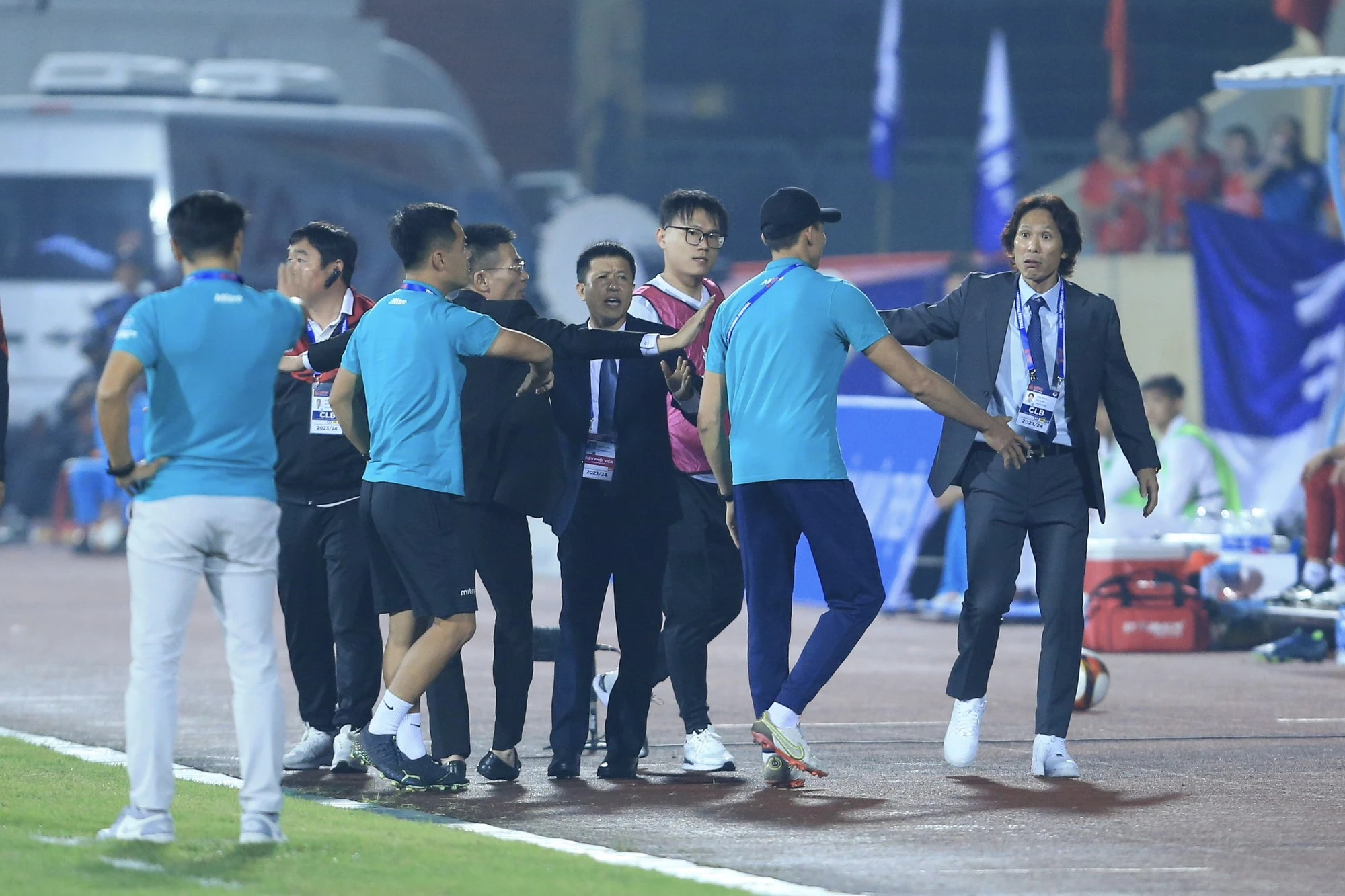 Không phạt nguội, ban tổ chức V-League xử lý HLV Gong Oh-kyun thế nào? - Ảnh 2.