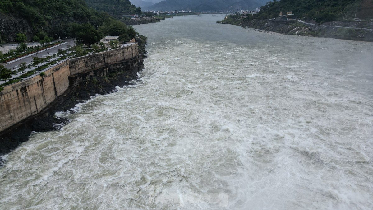 CLIP: People flock to Hoa Binh Hydropower Plant to watch flood discharge photo 13