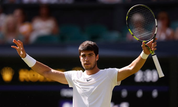 Alcaraz feiert einen Punkt beim 3:2-Sieg über Djokovic im Wimbledon-Finale in London, England, am 16. Juli 2023. Foto: Reuters