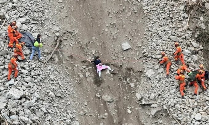 Des sauveteurs portent secours à une femme coincée dans un glissement de terrain au Sichuan en 2017. Photo : Reuters